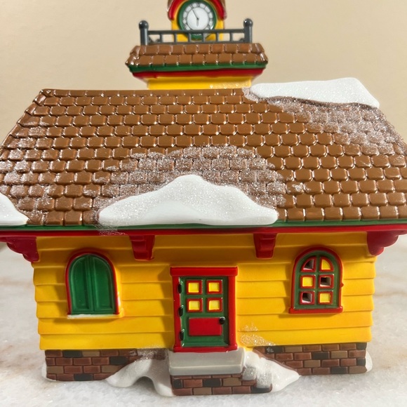 Dept 56 Mickey’s Train Station Mickey’s Merry Christmas Village in Box Lighted - Picture 8 of 13